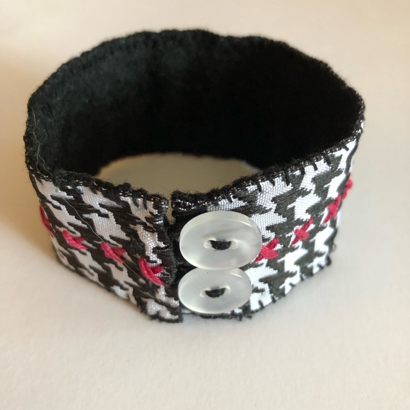 Cuff bracelet Houndstooth Embroidered hand-sewn Hand Crafted heart arrows hugs - Picture 9 of 11